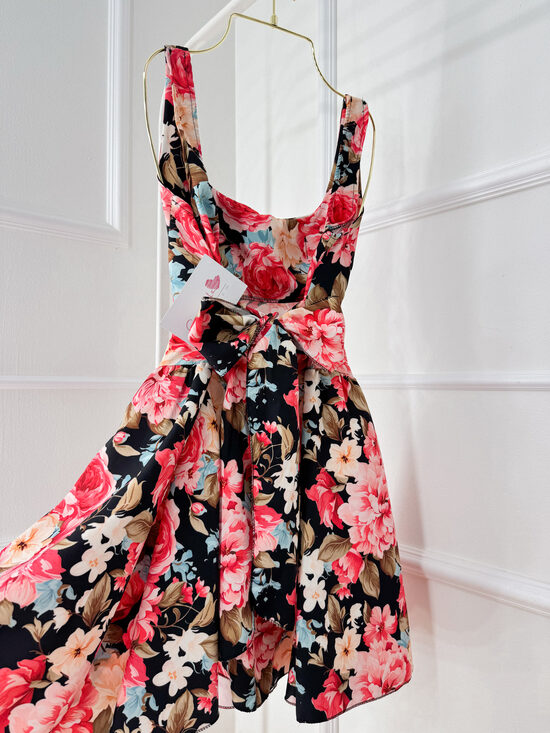 Kleita ar saules svārkiem,